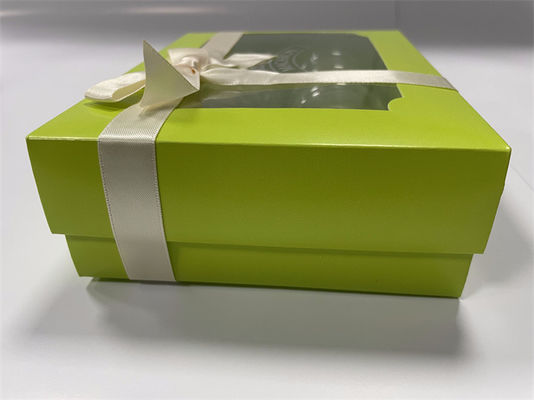 Zielone pudełko z makaronem z przejrzystą pokrywą